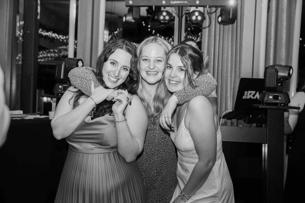 Hochzeit, Freunde, Feier, Glück, emotionale Momente, festliche Stimmung.