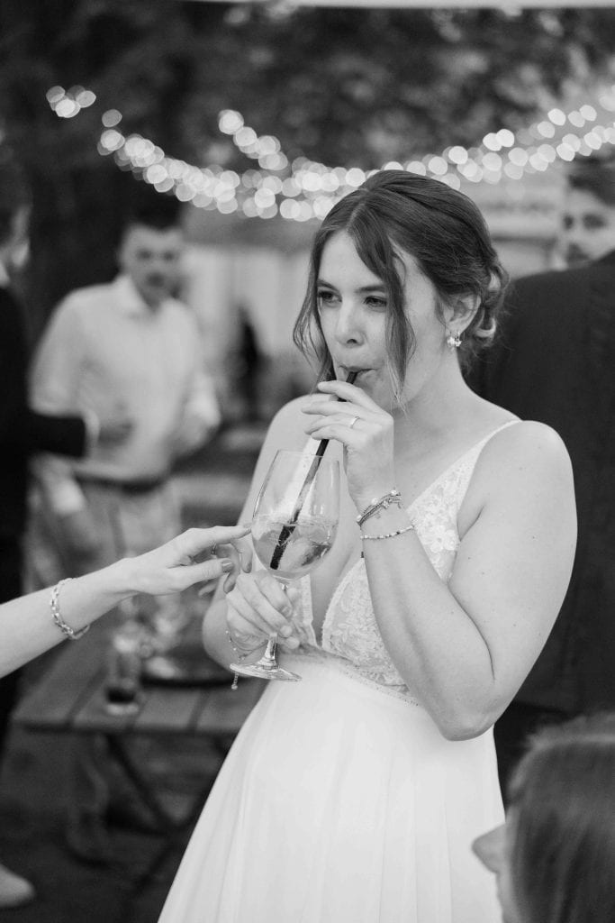 Hochzeitspaar beim Anstoßen mit Sekt, festliche Stimmung, romantische Atmosphäre, professionelle Hoc.