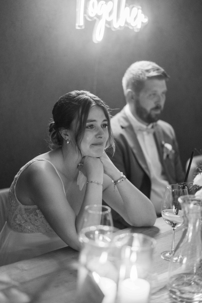 Hochzeitspaar bei Dinner, emotionaler Moment bei Feier, professionelle Hochzeitsfotografie von Alisa.